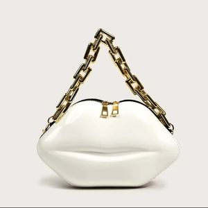 Lips purse 💋💋💋